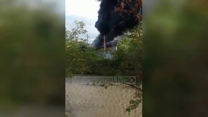 Zjarr në një fasoneri në Skrapar, punonjësit dalin duke vrapuar të tmerruar