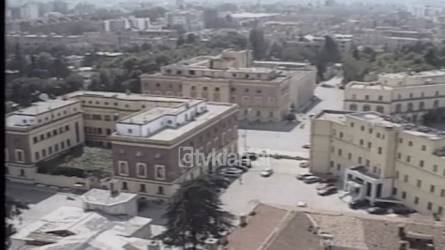 Qeveria shqyrton akuzat e opozites per listat e zgjedhesve - (25 Gusht 2000)