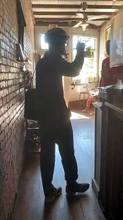 Male Karen refuse to wear mask and make threats to patrons and staff at Headquarters Coffee
