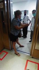 Karen auntie preventing delivery man from doing his job