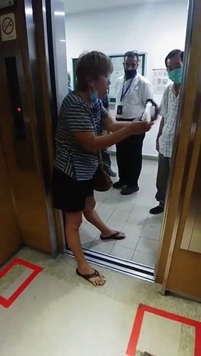 Karen auntie preventing delivery man from doing his job