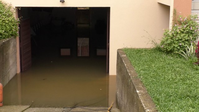 Në rrugën Ali Hadri ujërat e zeza futen në bodrume, banorët kërkojnë zgjidhje-Lajme