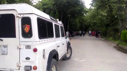 Ora News - Tushemisht, të shtëna me armë drejt makinave të parkuara