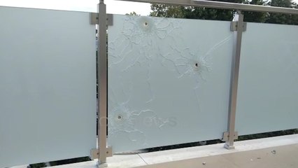 Ora News - Tushemisht, të shtëna me armë drejt makinave të parkuara, autorët zbrazin karikatorët