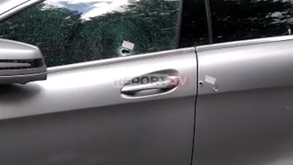 Tushemisht, shenjat e plumbave nga të shtënat me armë drejt makinave të parkuara te një hotel