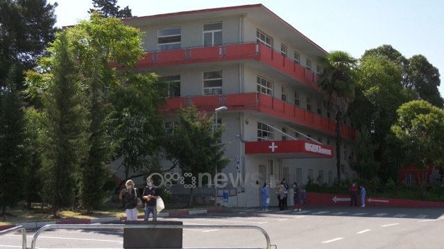 Ora News - Familjarët nuk lejohen në spitale, në ankth për gjendjen shëndetësore të pacientëve