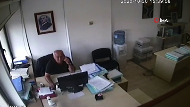 Bina beşik gibi sallandı, o telefonla konuşmaya devam etti...Deprem anı kamerada