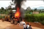 Maquinaria pesada se incendia mientras realizaba mantenimiento en Tarapoto