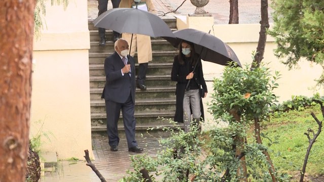 La reina Letizia luce su look más gris de la temporada
