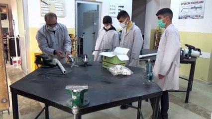 Muşlu öğrenciler atıl malzemelerden pedallı dezenfektan cihazı üretti