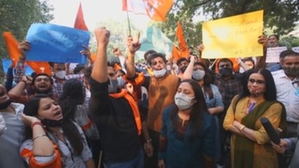 La detención de un polémico presentador de televisión divide a la India