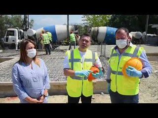 Report TV - Rindërtimi, ministri Ahmetaj inspekton ndërtimin e dy banesave të reja në Kodër Kashar