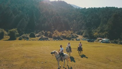 Ori dhe Flori eksplorojnë Dukatin nëpërmjet Kuajve - Pushime On Top 3