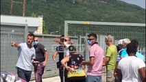Report TV - Pala greke mbyll portat në tokën neutrale: Qëndroni këtu sa të ikë radha në kufirin tonë
