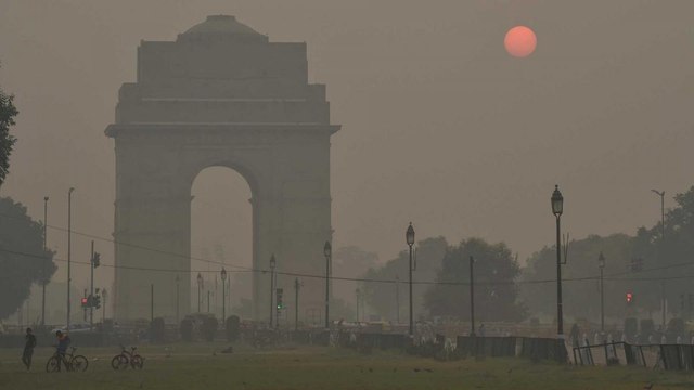 Smoke covers India gate, Ground report on pollution in Delhi