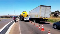 Pneu fura, motorista perde o controle e atinge caminhão, no Trevo Cataratas