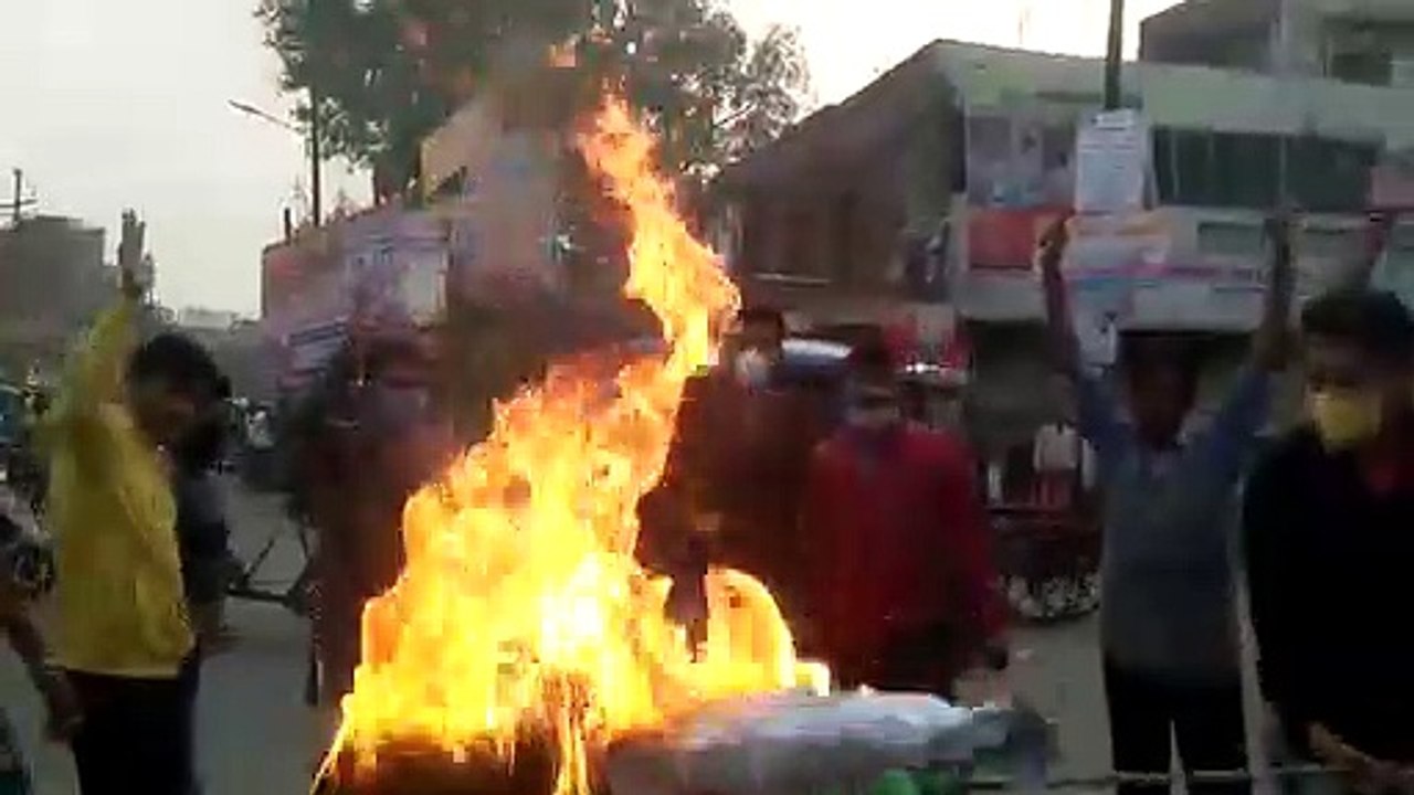 ABVP  के कार्यकर्ताओं ने महाराष्ट्र सरकार का फूंका पुतला