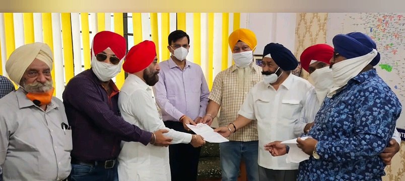 RTO अधिकारी के खिलाफ कार्यवाही की मांग करने सिख समाज के साथ पूर्व मंत्री पहुंचे एसपी कार्यालय