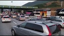 Fluks makinash në pikën kufitare të Morinës, mijëra pushues kosovarë presin të kalojnë kufirin