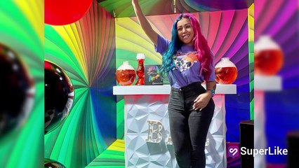 Con el rostro vendado, Yina Calderón reaparece cantando a días de su cirugía