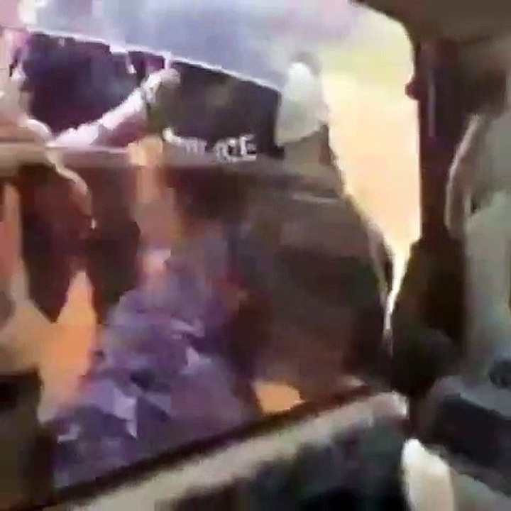 Le chanteur Bobi Wine battu par la police pour avoir déposé sa candidature contre le président Museveni en Ouganda
