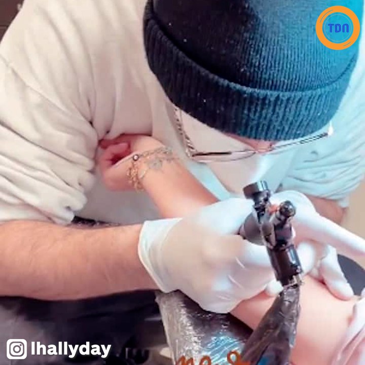 Laeticia Hallyday et Jalil Lespert révèlent leur tatouage commun fait à Rome, il s’agit d’un "J+L"