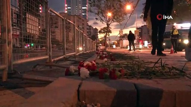 Rızabey Apartmanı'nın önüne karanfiller bırakıldı