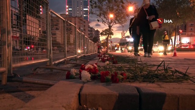 İzmir'de 34 kişinin hayatını kaybettiği Rızabey apartmanın önüne karanfiller bırakıldı