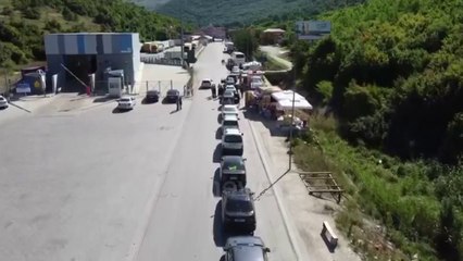 Ora News - Dhjetra makina në radhë, pamjet me dron nga Kapshtica