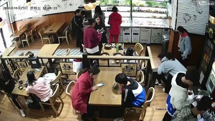 Cette serveuse sauve un client qui s'étouffe... Manoeuvre de Heimlich