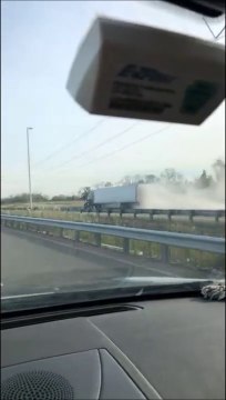 Ce camion roule encore alors qu'il semble avoir un gros soucis