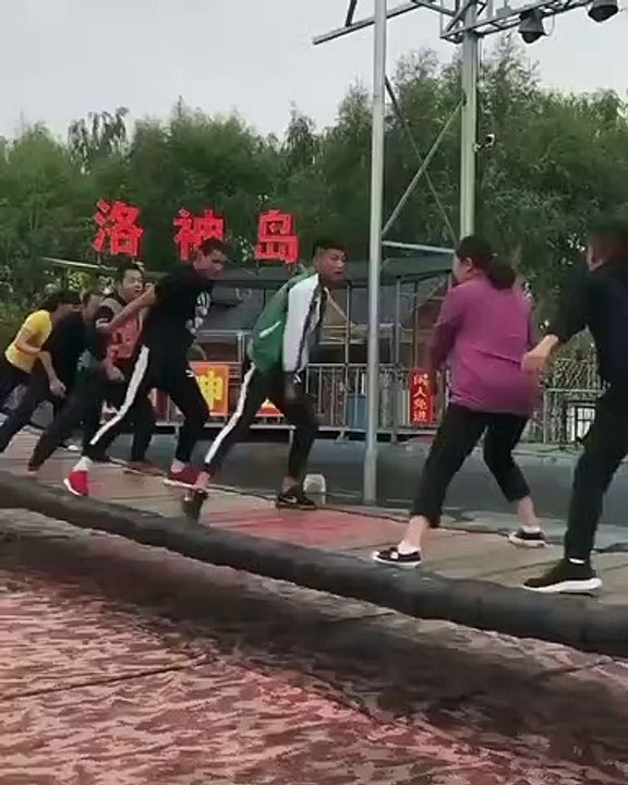 Ce jeu à l'air vraiment cool... il lévite au dessus de la passerelle