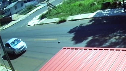 Forte impacto: acidente entre carro e bicicleta no Brasília é registrado por câmera