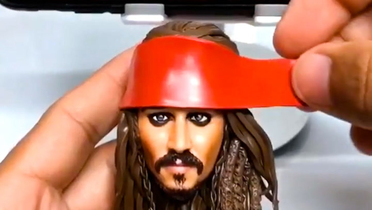 Artist makes miniature figurines of celebrities video Dailymotion