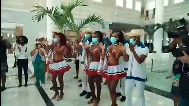 Abinader se emociona y baila merengue en reapertura de hotel en Bávaro