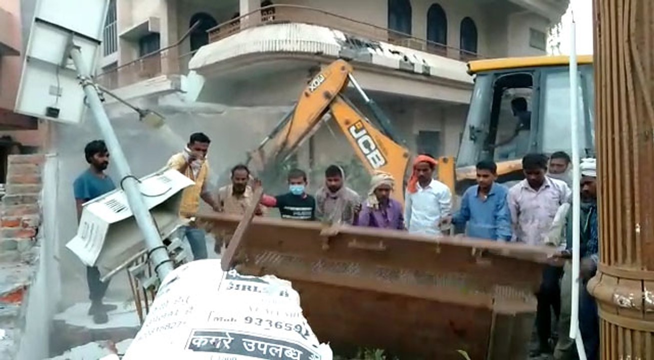 MLA विजय मिश्रा के आलीशान बंगले पर डीडीए ने चलाई JCB, बेटी ने कार्रवाई पर उठाए सवाल