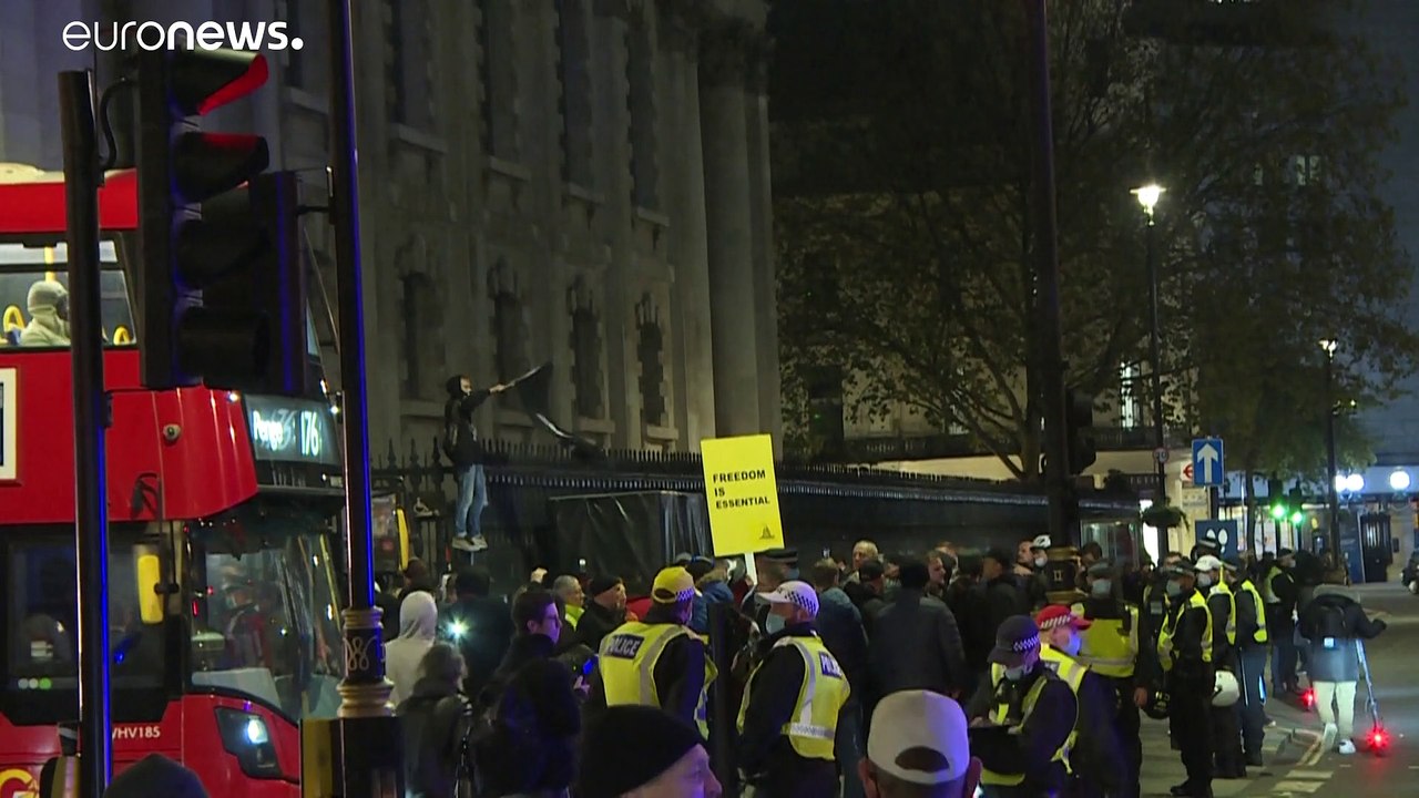 Protesta en Londres contra el confinamiento mientras la COVID se apodera de Europa