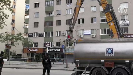 İzmir'de ağır hasarlı binaların yıkımı devam ediyor
