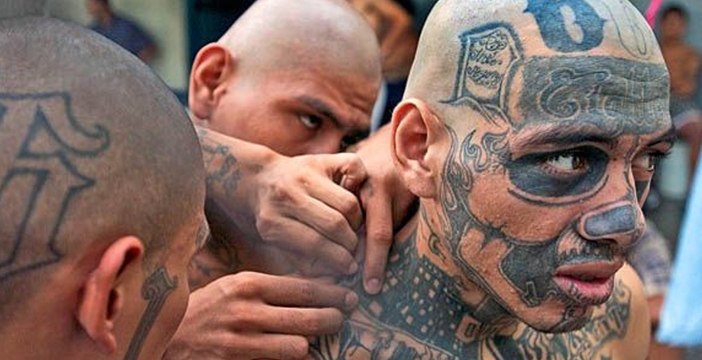 Découvrez ce que ces tatouages de prisonniers signifient… terrifiant