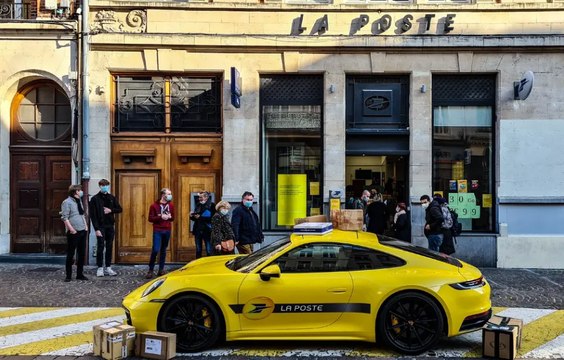 Un garage lillois fait un petit coup de pub pour “la Poste” avec cette Porsche !