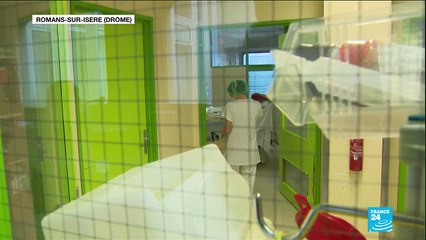 En France, des hôpitaux saturés et des soignants malades du Covid-19