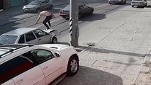 Un homme défonce sa voiture et la répare à grands coups de pied