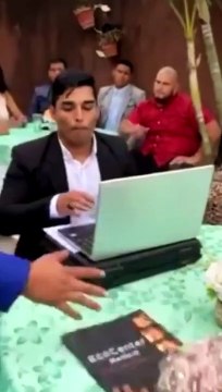 Adam karısının karnındaki bebeğin kendisinden olmadığını söyleyip, karısının kendisini aldattığı görüntüleri herkesin içinde izletmiş, karısıyla birlikte olan erkek de o ortamda...