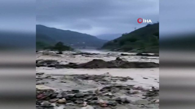 Köprü inşaatı şantiyesini sel vurdu, iş makineleri selde sürüklendi
