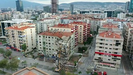 İzmir'de ağır hasarlı binaların yıkımı devam ediyor