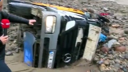 Giresun'da sel kabusu! İş makineleri çamura saplandı