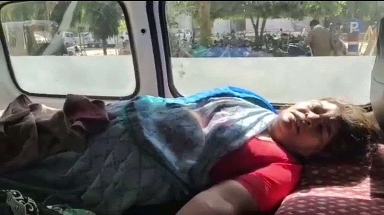 थाने पर नहीं हुई सुनवाई तो घायल महिला एम्बुलेंस सहित शिकायत लेकर पहुंची डीआईजी कार्यालय