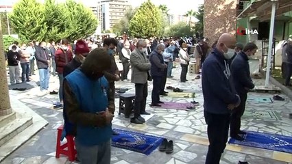 İzmir’de depremin ardından ilk buruk Cuma namazı