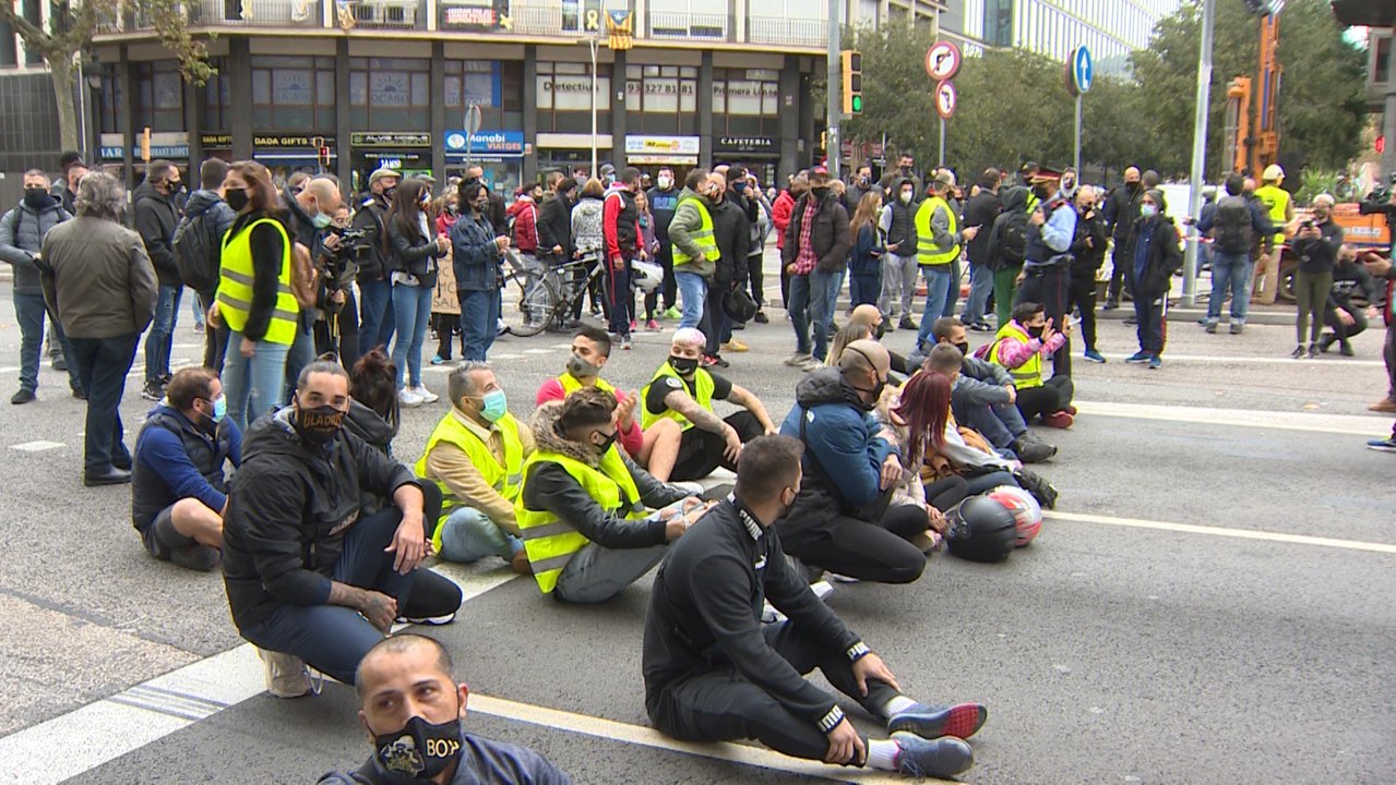 Trabajadores de gimnasios protestan contra el cierre