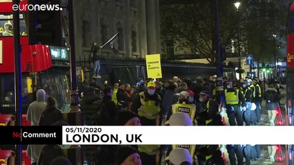 Polícia prende manifestantes em Londres no primeiro dia de confinamento